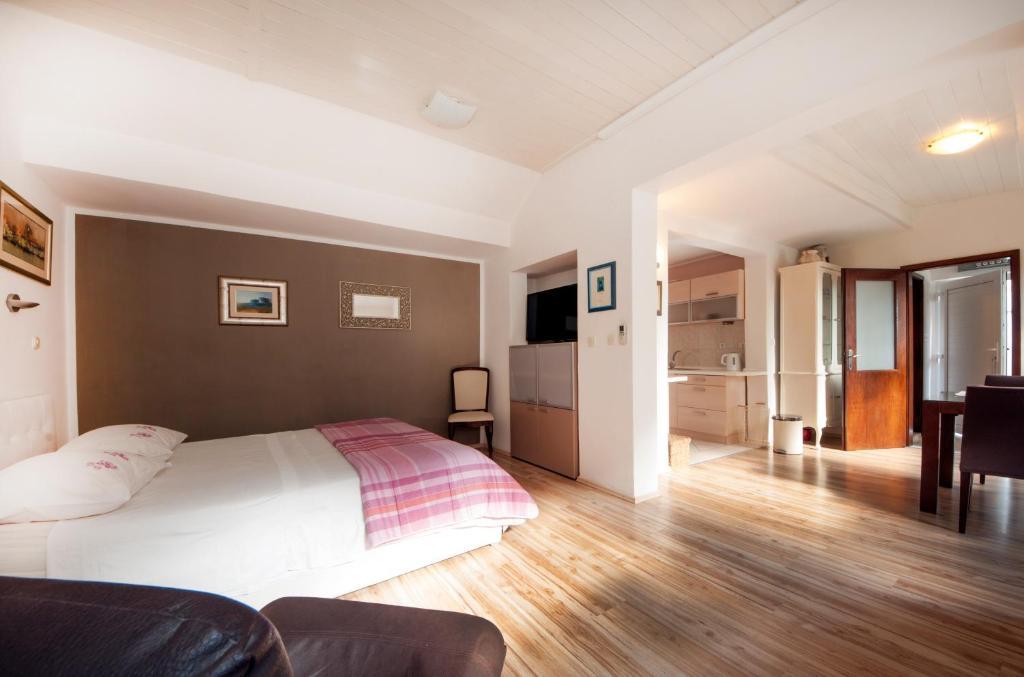 Bruno Split Centre Apartment And Room Bagian luar foto